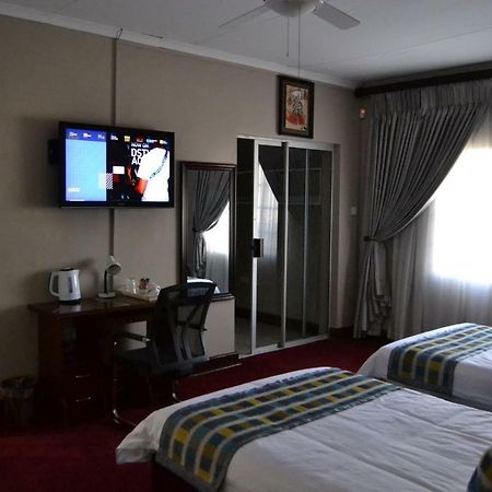 Triple Palms Bed And Breakfast Gaborone Bagian luar foto