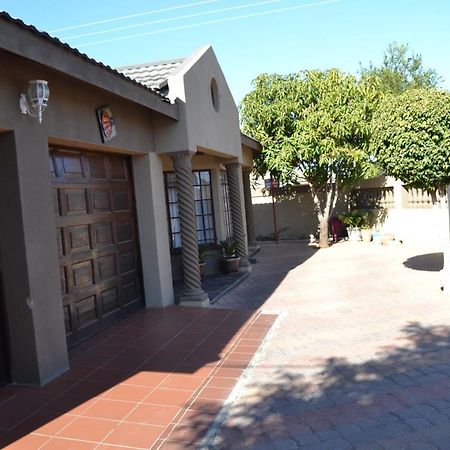 Triple Palms Bed And Breakfast Gaborone Bagian luar foto