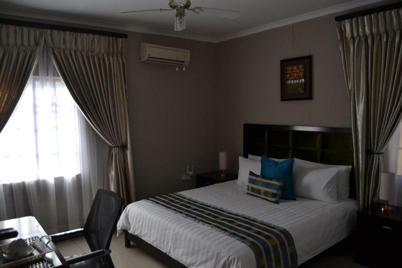 Triple Palms Bed And Breakfast Gaborone Bagian luar foto