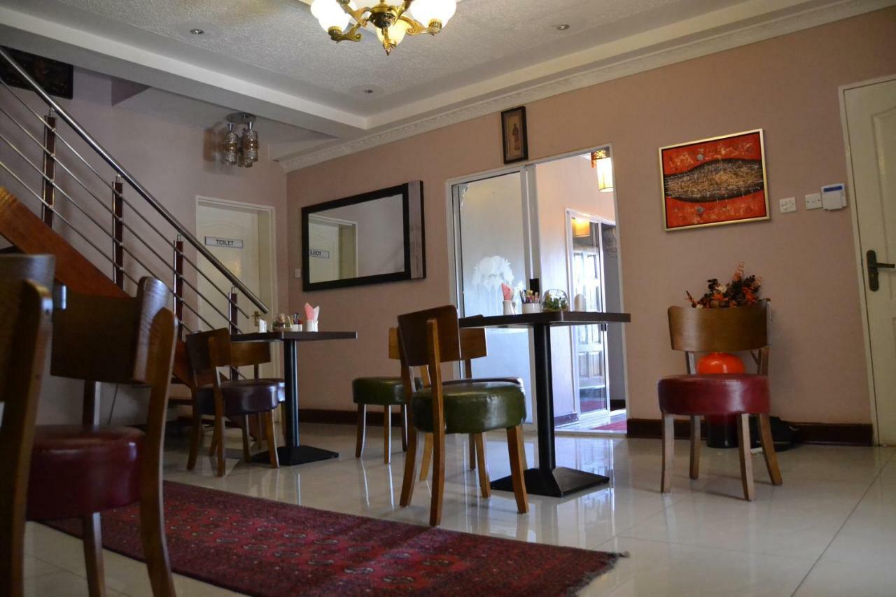 Triple Palms Bed And Breakfast Gaborone Bagian luar foto