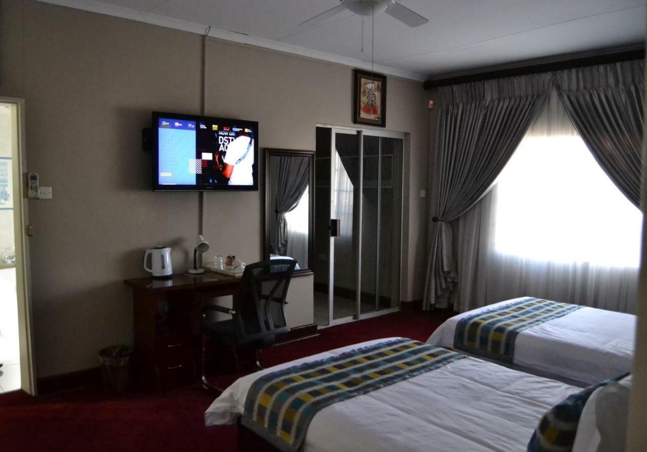 Triple Palms Bed And Breakfast Gaborone Bagian luar foto