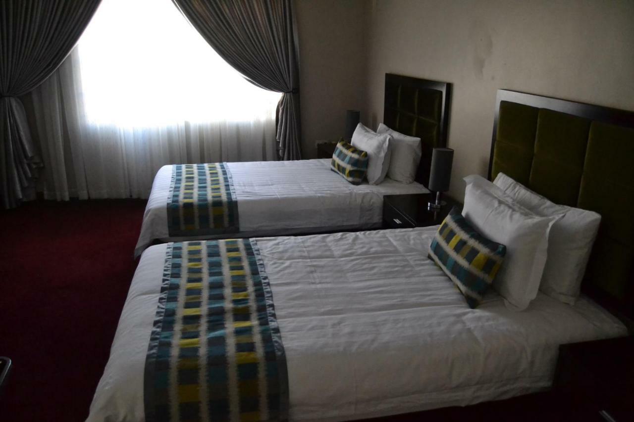 Triple Palms Bed And Breakfast Gaborone Bagian luar foto