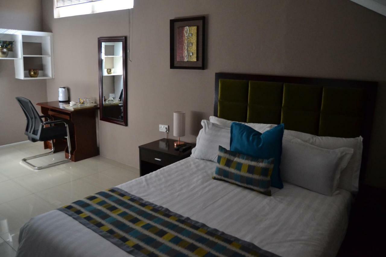 Triple Palms Bed And Breakfast Gaborone Bagian luar foto