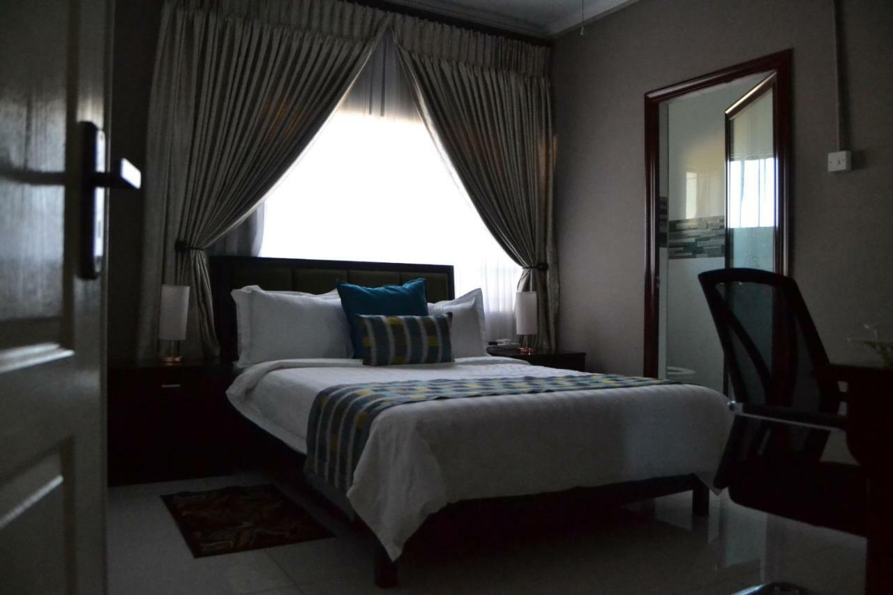 Triple Palms Bed And Breakfast Gaborone Bagian luar foto