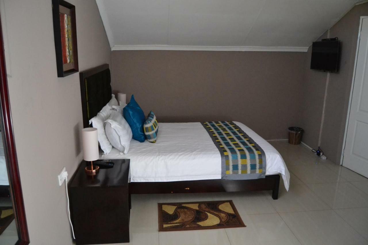 Triple Palms Bed And Breakfast Gaborone Bagian luar foto