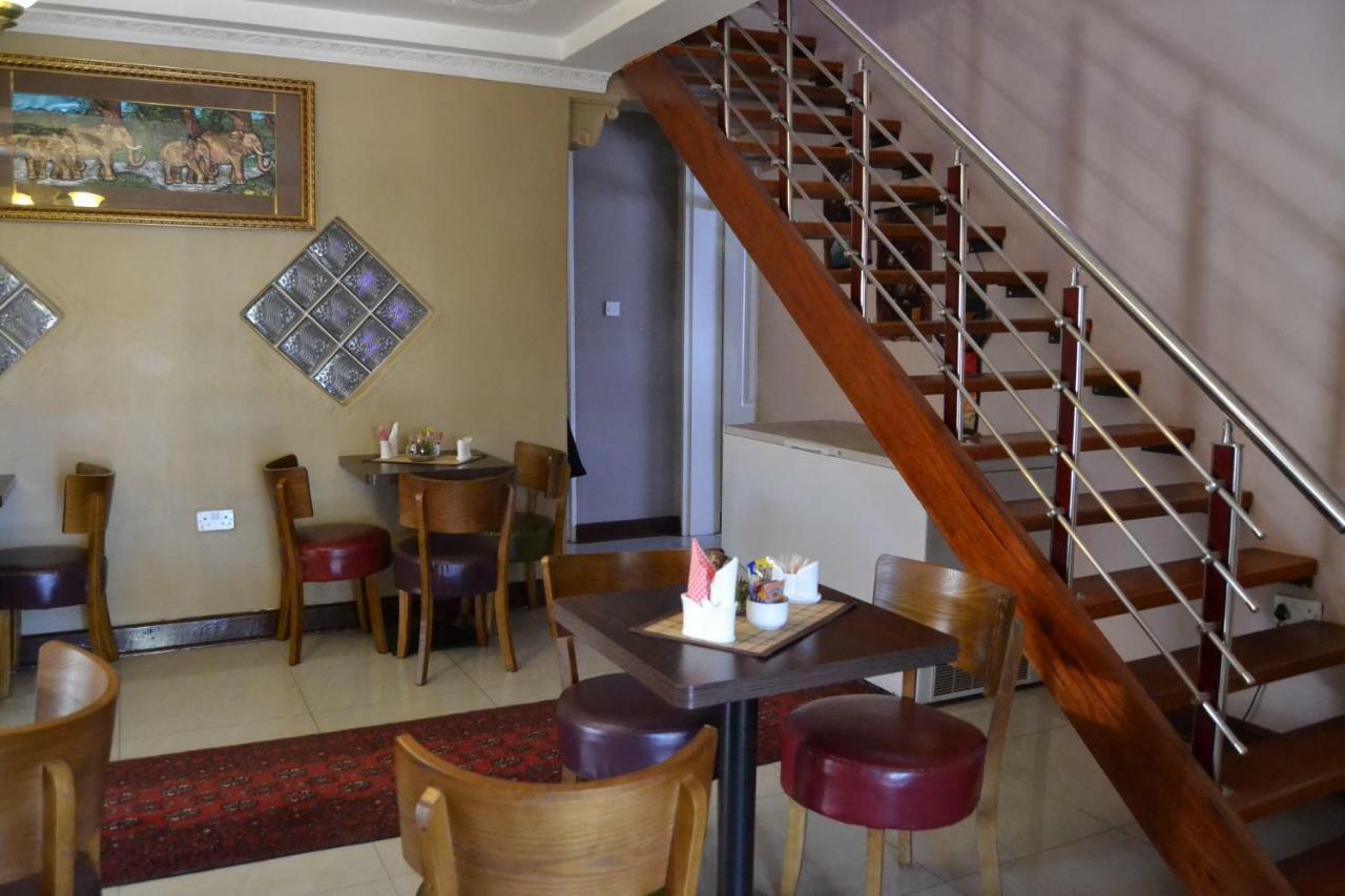 Triple Palms Bed And Breakfast Gaborone Bagian luar foto