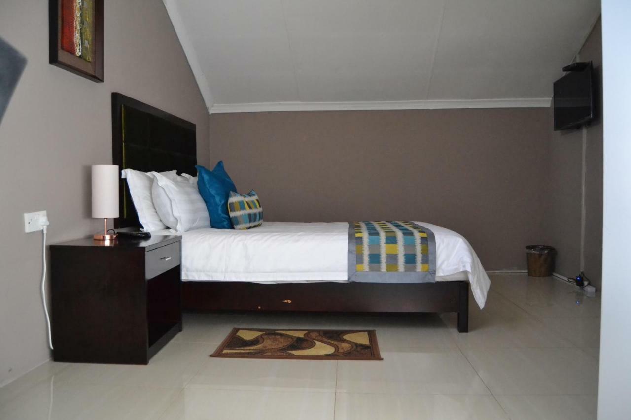 Triple Palms Bed And Breakfast Gaborone Bagian luar foto