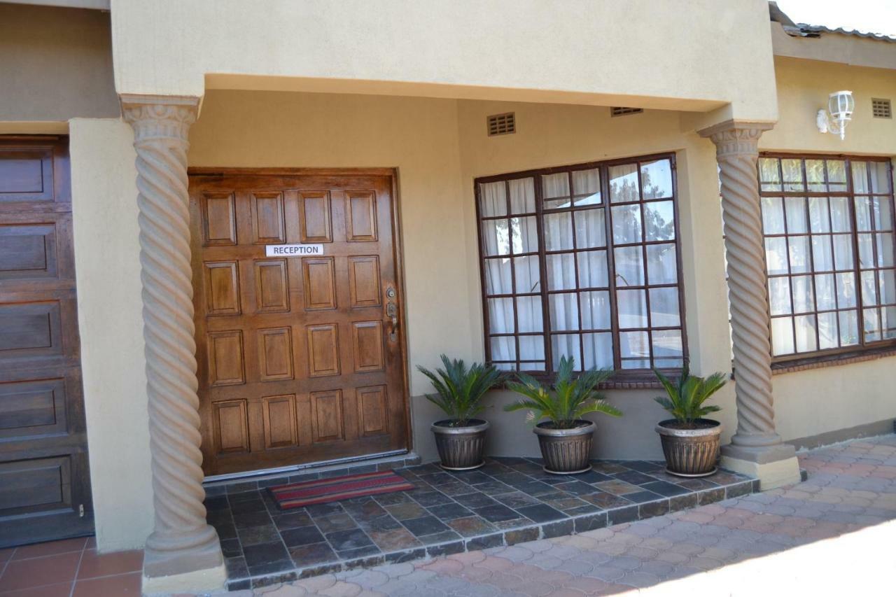 Triple Palms Bed And Breakfast Gaborone Bagian luar foto