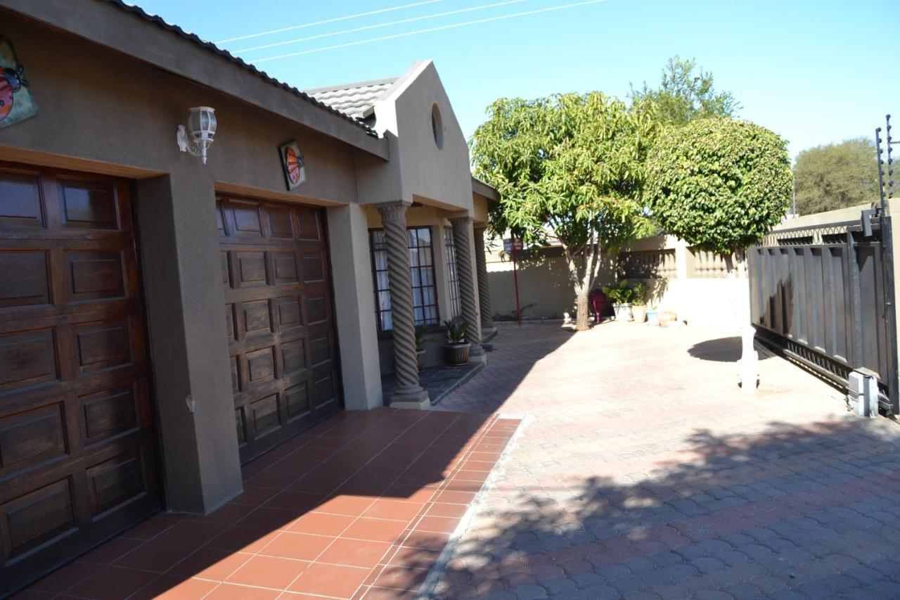 Triple Palms Bed And Breakfast Gaborone Bagian luar foto